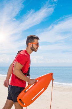 bir şamandıra tutarak görev başında cankurtaran