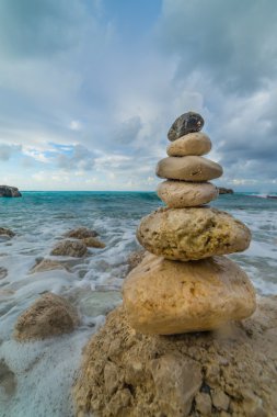 Kumsalda taş yığını