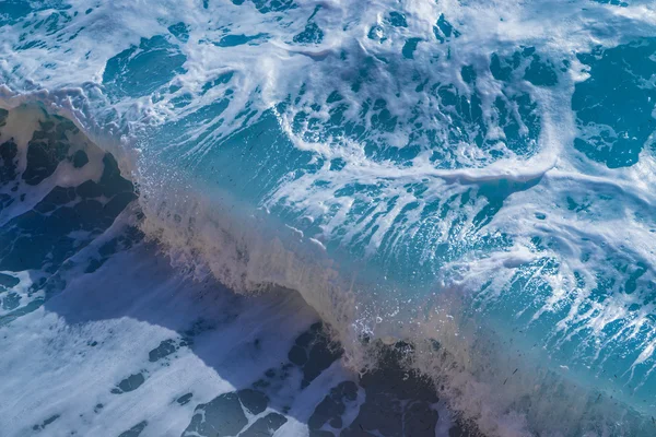 Синие океанские волны — стоковое фото