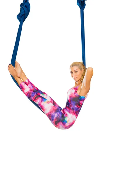 Mujer joven haciendo yoga aéreo — Foto de Stock