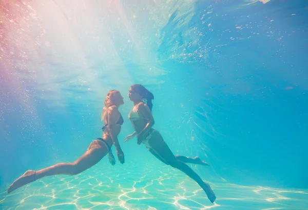İki genç kadın sualtı Yüzme — Stok fotoğraf