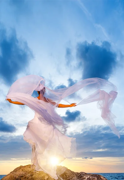 Joven novia junto al mar al atardecer — Foto de Stock