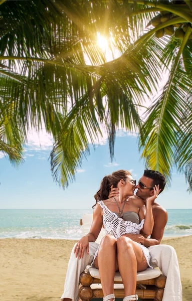 Casal na praia no resort tropical — Fotografia de Stock