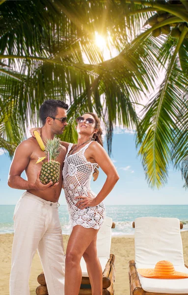 Pareja en la playa en el complejo tropical — Foto de Stock