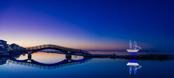 夕暮れ時のレフカダ島ギリシャのイオニア海の島の橋 — ストック写真