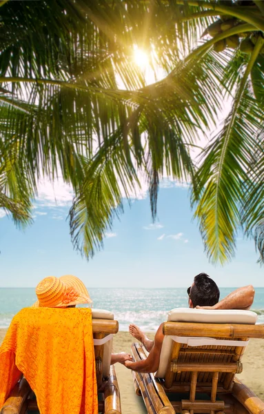 Couple sur la plage à la station tropicale Concept de voyage — Photo