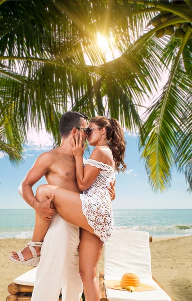 Casal na praia no resort tropical Conceito de viagem — Fotografia de Stock