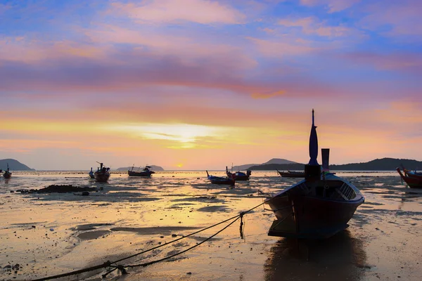 Traditionella thailändska båtar vid sunset beach. Ao Nang, Krabi — Stockfoto