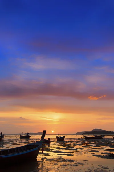 Traditional thai boats at sunset beach. Ao Nang, Krabi — Stock Photo, Image