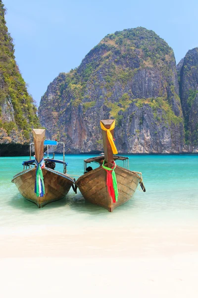 Barco de cauda longa para trazer turista para viajar para a bela ilha i — Fotografia de Stock