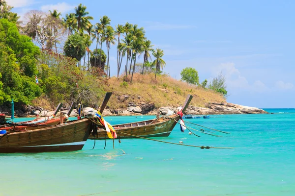 Long Tail Boot, um Touristen auf die wunderschöne Insel zu bringen — Stockfoto