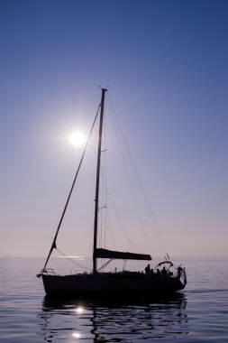 Yelkenli tekne s ve deniz ile siyah ışık ufukta