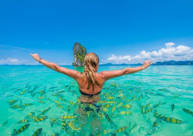 kadın Yüzme şnorkel, andaman Denizi, Tayland