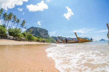 Krabi, Tayland - 6 Aralık 2015 Ao Nang beach plaj m biri