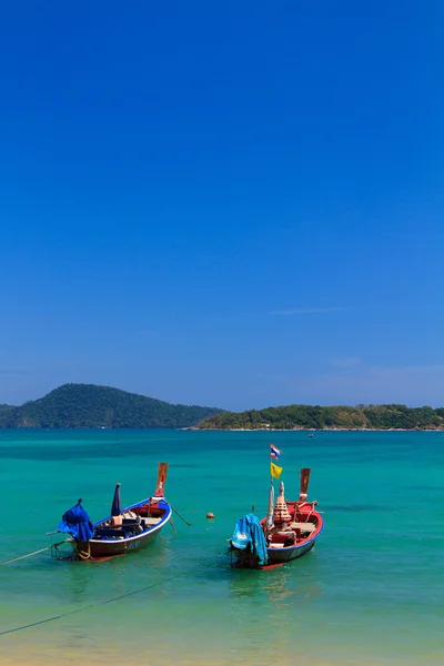 Μακράς ουρά βάρκα να φέρει τουριστικά να ταξιδεύουν στο όμορφο νησί μου — Φωτογραφία Αρχείου