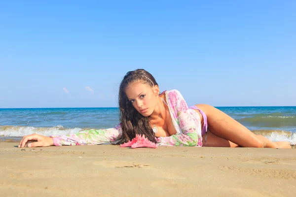 Mujer joven y bonita en bikini en la playa — Foto de Stock