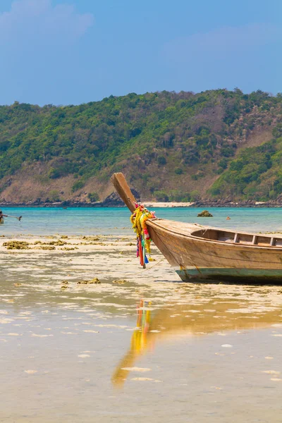 Barco de cauda longa para trazer turista para viajar para a bela ilha i — Fotografia de Stock