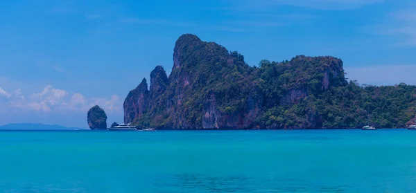 Plage de beauté et rochers calcaires dans les îles Phi Phi — Photo