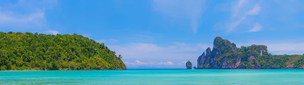 Пляж красоты и известняковые скалы на островах Пхи Пхи — стоковое фото