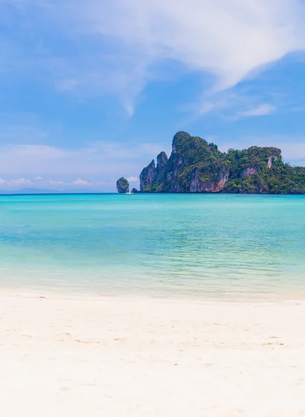 Spiaggia di bellezza e rocce calcaree nelle isole di Phi Phi — Foto Stock