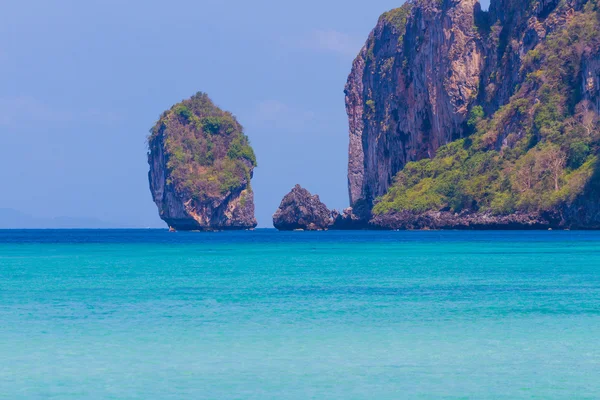 Plage de beauté et rochers calcaires dans les îles Phi Phi — Photo