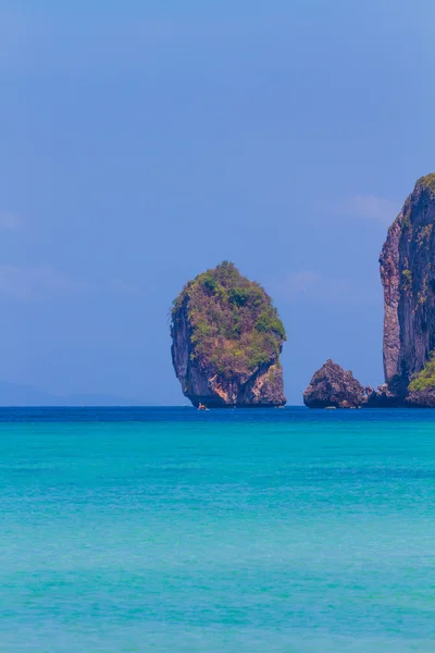 Plage de beauté et rochers calcaires dans les îles Phi Phi — Photo