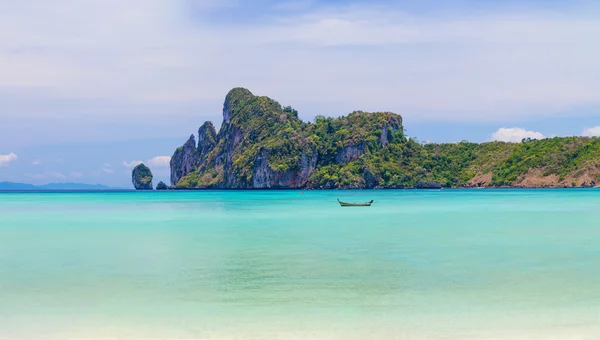 Plage de beauté et rochers calcaires dans les îles Phi Phi — Photo