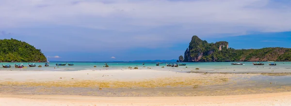 Praia de beleza e pedras calcárias nas ilhas Phi Phi — Fotografia de Stock