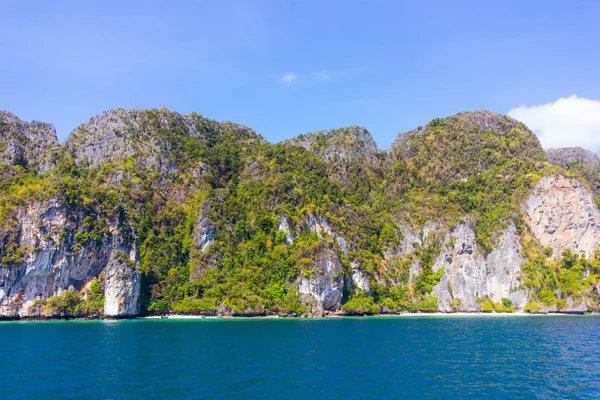 Spiaggia di bellezza e rocce calcaree nelle isole di Phi Phi — Foto Stock