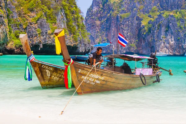 Barco de cauda longa para trazer turista para viajar para a bela ilha i — Fotografia de Stock