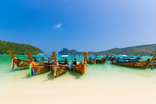 Barco de cauda longa para trazer turista para viajar para a bela ilha i — Fotografia de Stock