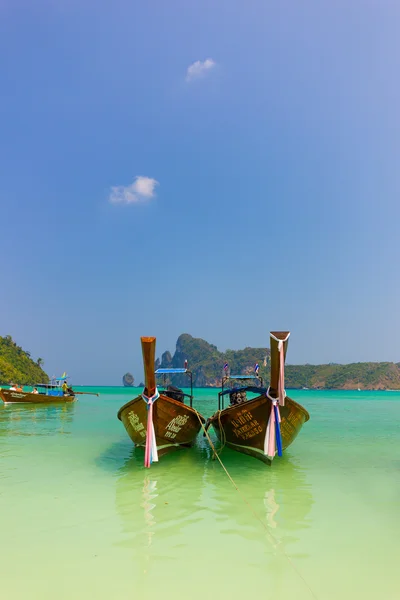 Длинная хвостовая лодка доставит туриста на красивый остров i — стоковое фото