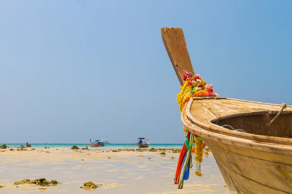 Lang hale båd til at bringe turist til at rejse til smukke ø i - Stock-foto