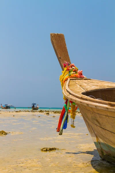 Barco de cola larga para llevar turista a viajar a la hermosa isla i — Foto de Stock
