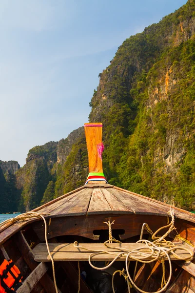美しい島に旅行する観光客をもたらすにロングテール ボート — ストック写真