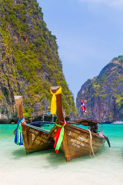 Barco de cauda longa para trazer turista para viajar para a bela ilha i — Fotografia de Stock