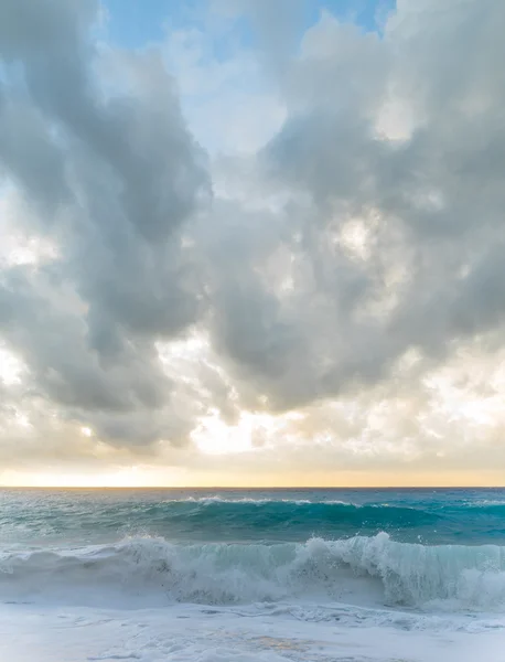 Drammatico paesaggio marino al tramonto — Foto Stock