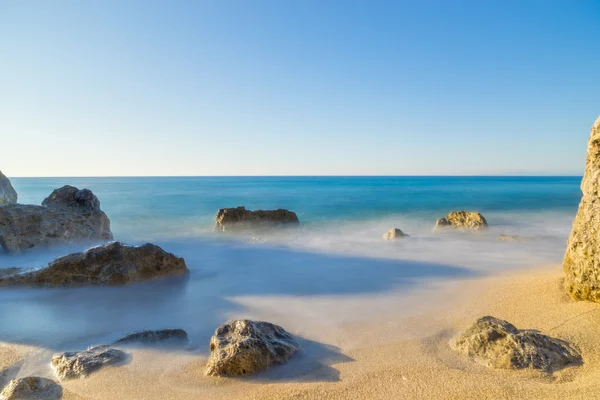 Uma vista de uma praia de areia Porto Katsiki na ilha Lefkada — Fotografia de Stock