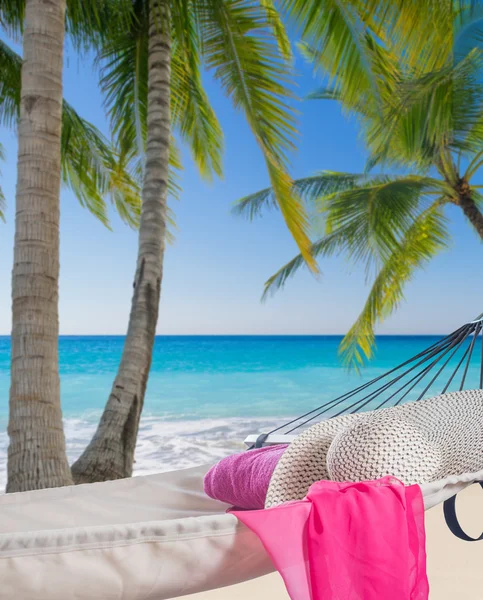 Hamaca vacía bajo la palmera en la playa — Foto de Stock