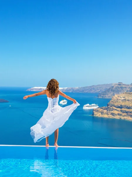 Sposa in piedi sul bordo della piscina a sfioro — Foto Stock