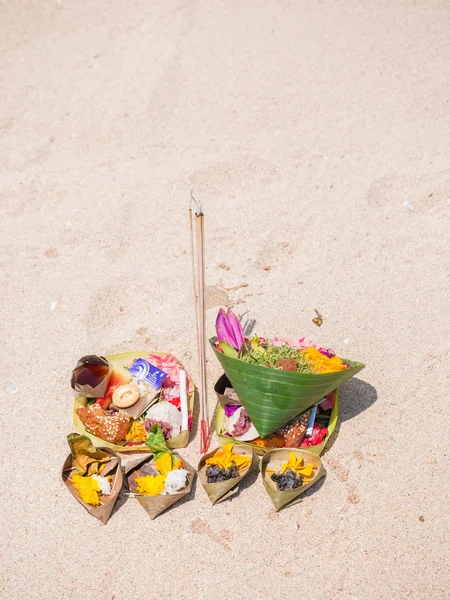 Oferta balinesa na praia — Fotografia de Stock