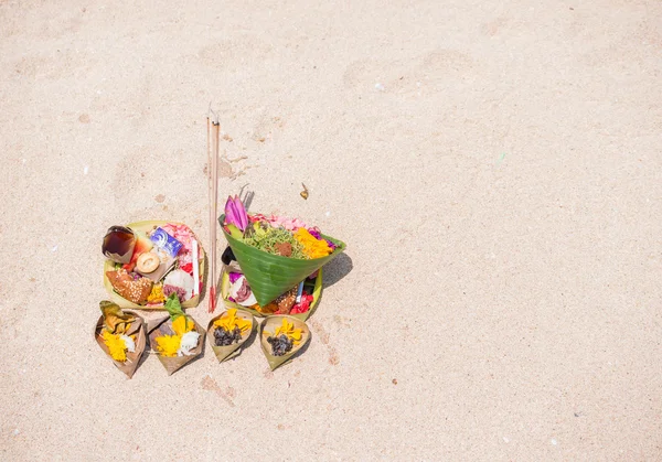 Offerta balinese in spiaggia — Foto Stock