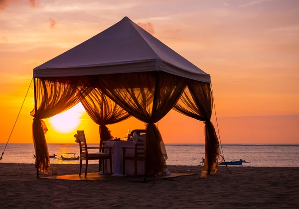 Romantisk middag inställningen på stranden vid solnedgången — Stockfoto