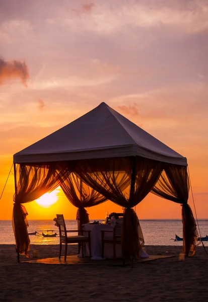 Cena romántica en la playa al atardecer — Foto de Stock