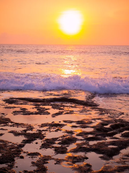 Praia com musgo coberto a rocha na parte da manhã em Bali — Fotografia de Stock