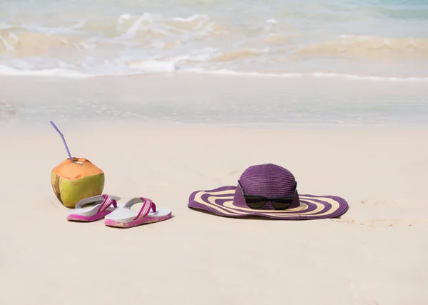 Coco en la playa tropical de arena blanca —  Fotos de Stock
