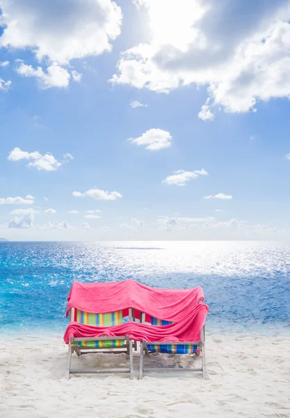 Stoelen in een tropisch strand — Stockfoto