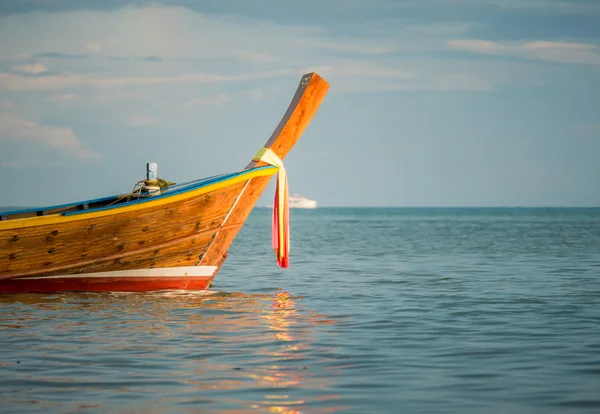 Longo barco e praia tropical, Mar de Andamão — Fotografia de Stock