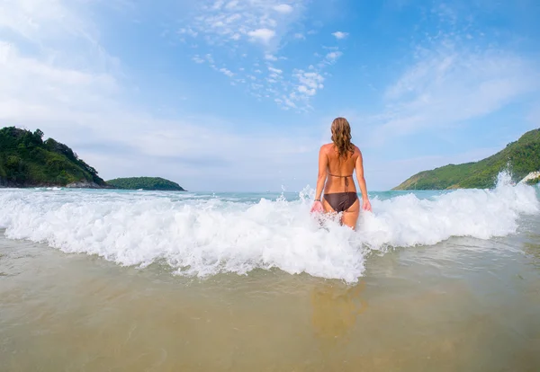 Vacker kvinna på stranden i Phuket — Stockfoto