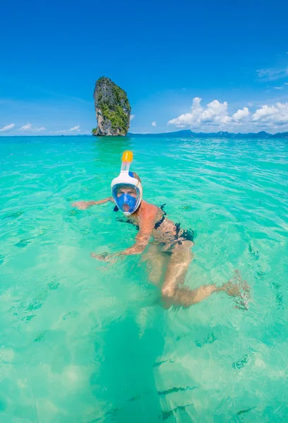 Femme nageant avec tuba, mer d'Andaman, Thaïlande — Photo